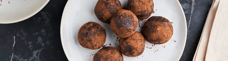 Energy balls met dadels, cacao en kokos