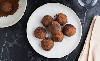 Energy balls met dadels, cacao en kokos