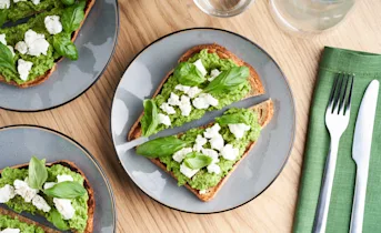 Toast met doperwtenspread en geitenkaas