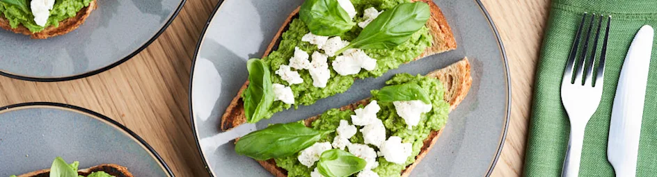 Toast met doperwtenspread en geitenkaas