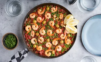 Zomerse paella met garnalen en chorizo
