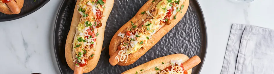 Chili dogs met piccalilly en geraspte kaas