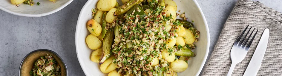 Gnocchi uit de oven met groene asperges en pecorino