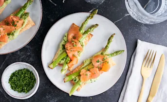 Bladerdeeghapjes met asperges en gerookte zalm