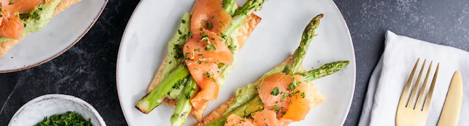 Bladerdeeghapjes met asperges en gerookte zalm