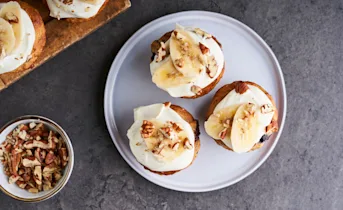 Gezonde bananenbroodmuffins met roomkaasglazuur