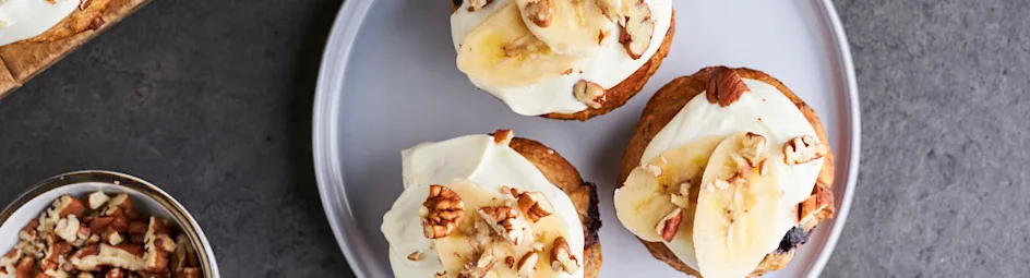 Gezonde bananenbroodmuffins met roomkaasglazuur