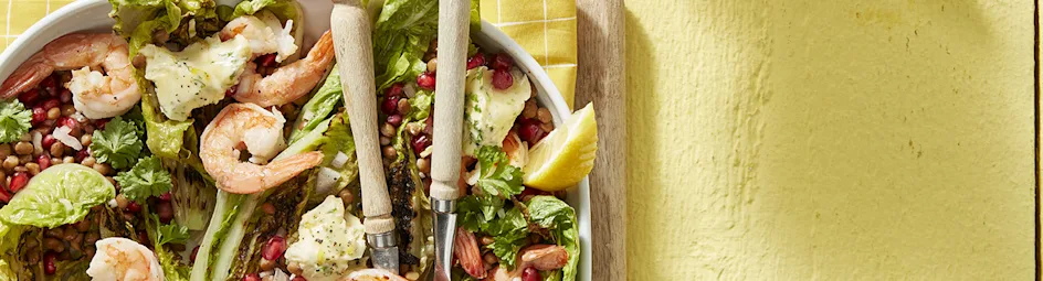 Gegrilde little gem met garnalen en kruiden-citroenboter