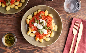 Gebakken gnocchi met tomaten-paprikasaus en saliepesto