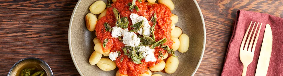 Gebakken gnocchi met tomaten-paprikasaus en saliepesto