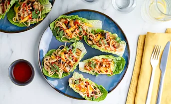 Sla wraps met noodles, aubergine en mango