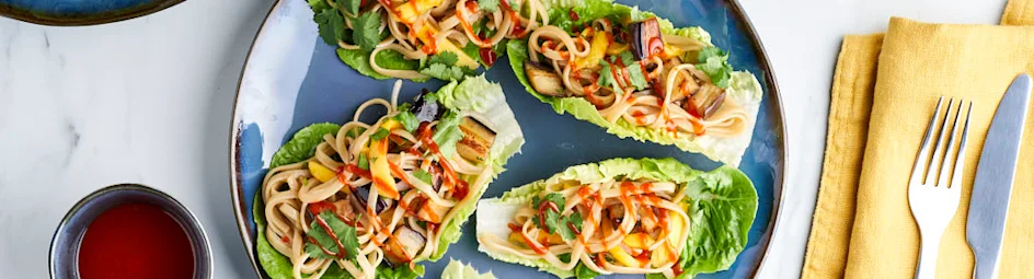 Sla wraps met noodles, aubergine en mango