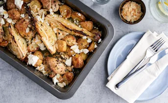 Traybake met aardappeltjes, spitskool en kip