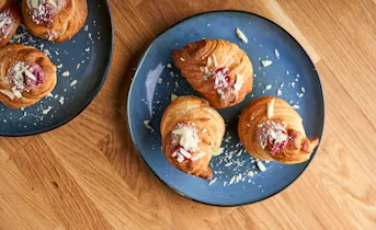 Cruffins met chocolademousse en kersen