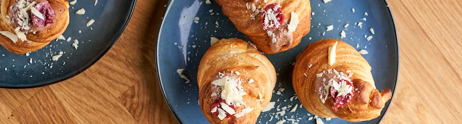 Cruffins met chocolademousse en kersen