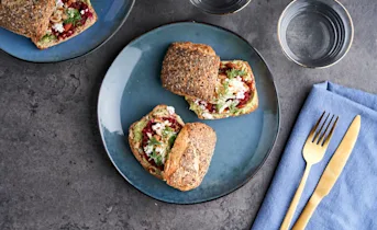 Avocado toast met bietenspread en feta