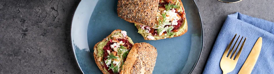 Avocado toast met bietenspread en feta