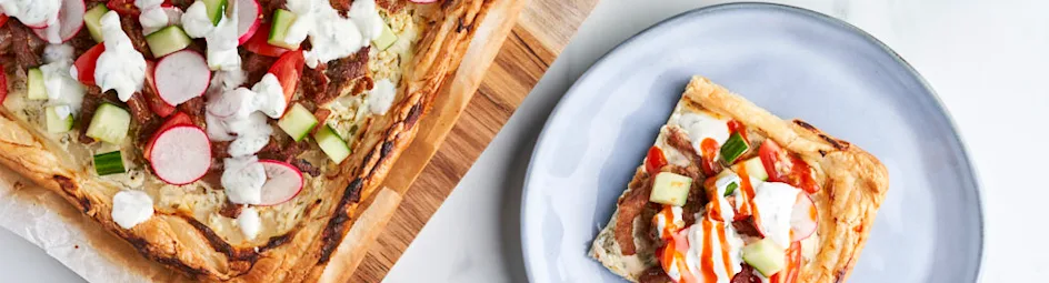 Shoarma plaattaart met zelfgemaakte knoflooksaus