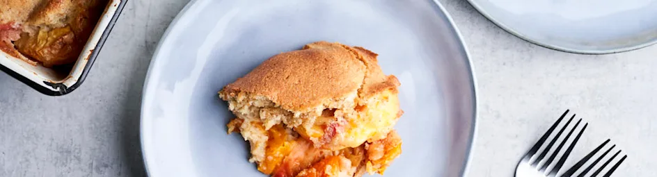 Amandelgebak met steenfruit