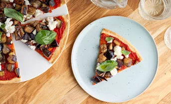 Vegetarische pizza alla norma met aubergine