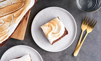 Cappuccino brownies met meringue