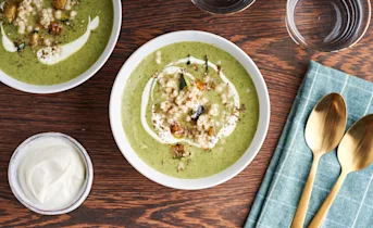 Midden-oosterse courgettesoep met parelcouscous
