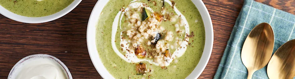 Midden-oosterse courgettesoep met parelcouscous