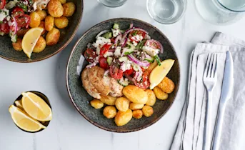 Kipdijfilets met geroosterde aardappeltjes en Griekse salade