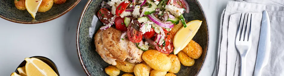 Kipdijfilets met geroosterde aardappeltjes en Griekse salade