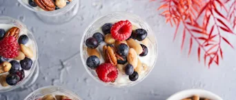 Yoghurttrifle met vers fruit en gekaramelliseerde noten