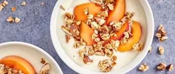 Simpel abrikozentoetje met yoghurt en krokante muesli