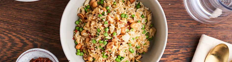 Fried rice met pinda en ei
