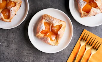 Oranje bladerdeeg kroontjes met custard