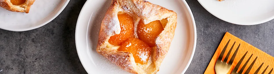 Oranje bladerdeeg kroontjes met custard