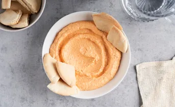 Paprika feta spread met pitabrood