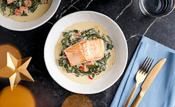 Zalm met spinazie en paprika roomsaus
