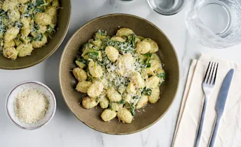 Gebakken gnocchi met pesto, spinazie en courgette