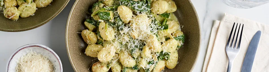 Gebakken gnocchi met pesto, spinazie en courgette