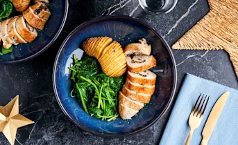 Kiprollade met hasselback aardappels