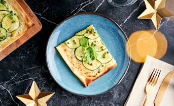 Flammkuchen met courgette en tuinerwten