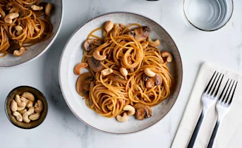 Thaise noodles met champignons en cashewnoten