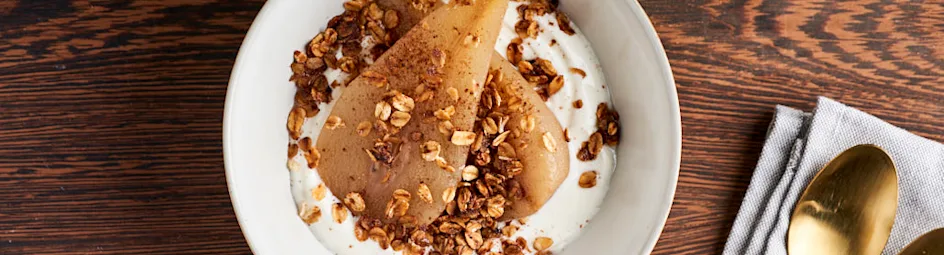 Granola met gepocheerde peer