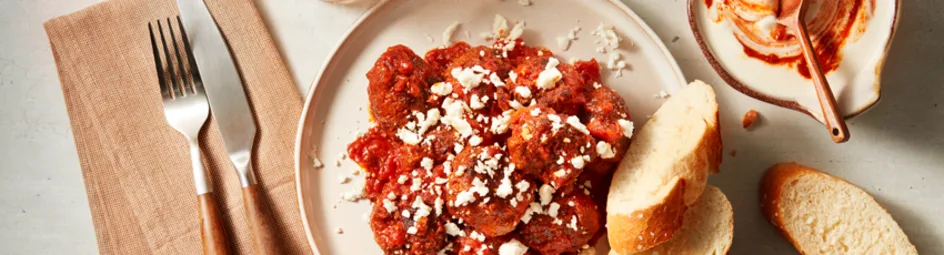 Harissa gehaktballen in tomatensaus met yoghurt dip