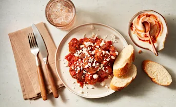 Harissa gehaktballen in tomatensaus met yoghurt dip