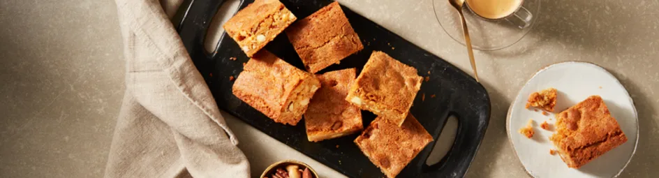 Blondies met witte chocolade en macadamia mix
