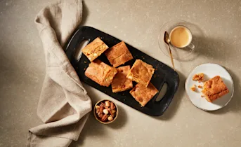 Blondies met witte chocolade en macadamia mix