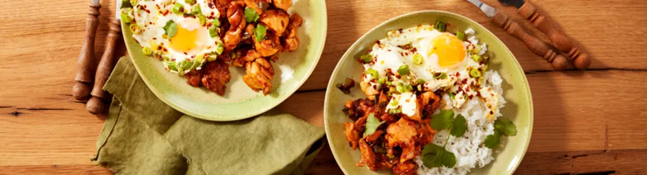 Kip ketjap met pandanrijst en gebakken ei in chiliolie