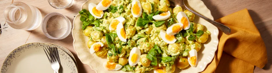 Aardappelsalade met zachtgekookte eieren en veldsla