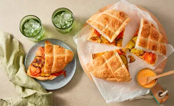 Turks brood met gegrilde groenten en pittige fetaspread