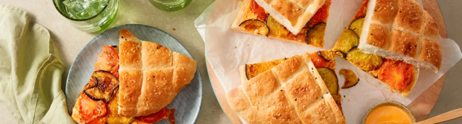 Turks brood met gegrilde groenten en pittige fetaspread